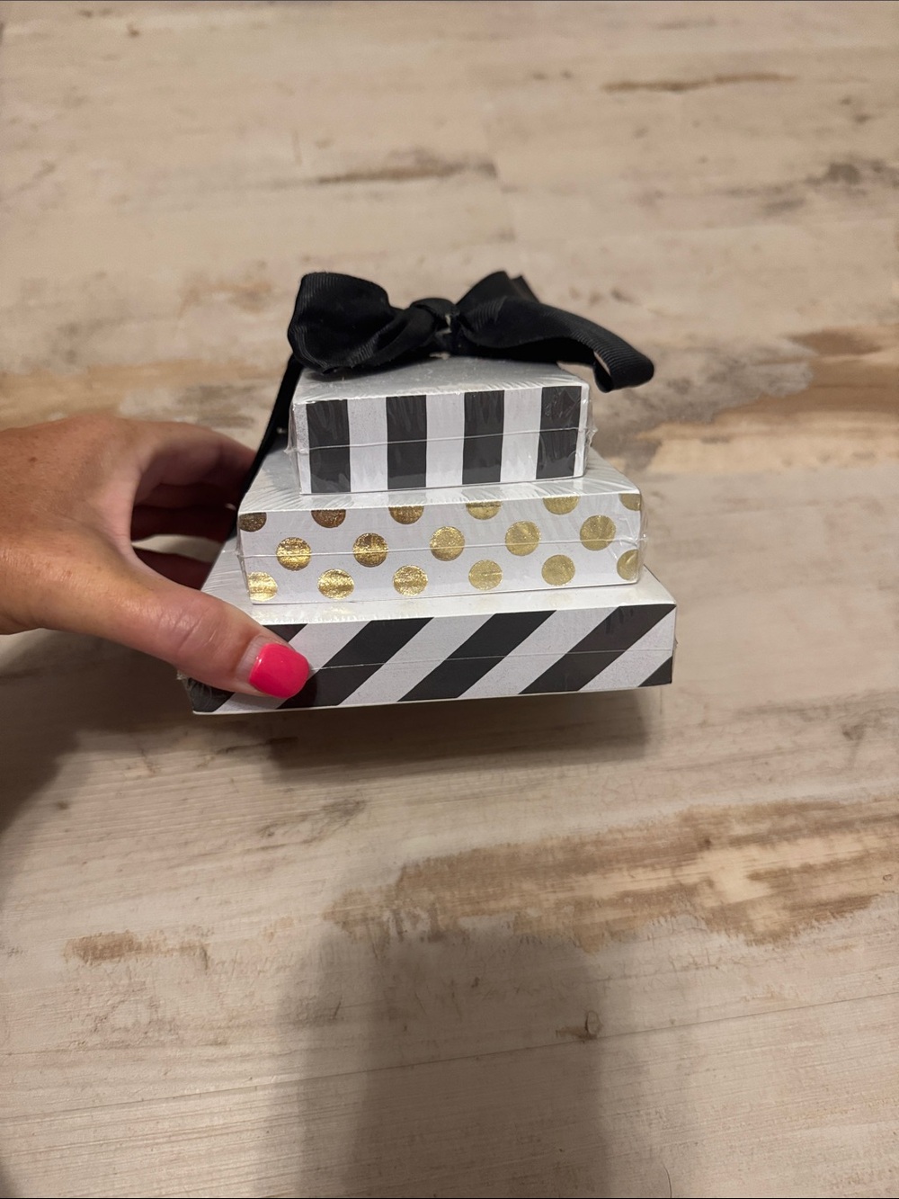 Tower of Notes with Black Ribbon - White, Black & Gold